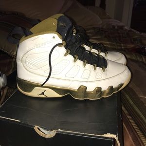 Jordan 9s statue